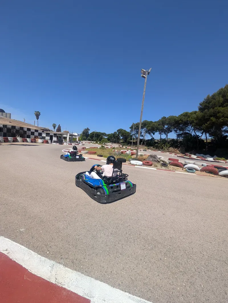 Kart tomando una curva en el circuito outdoor