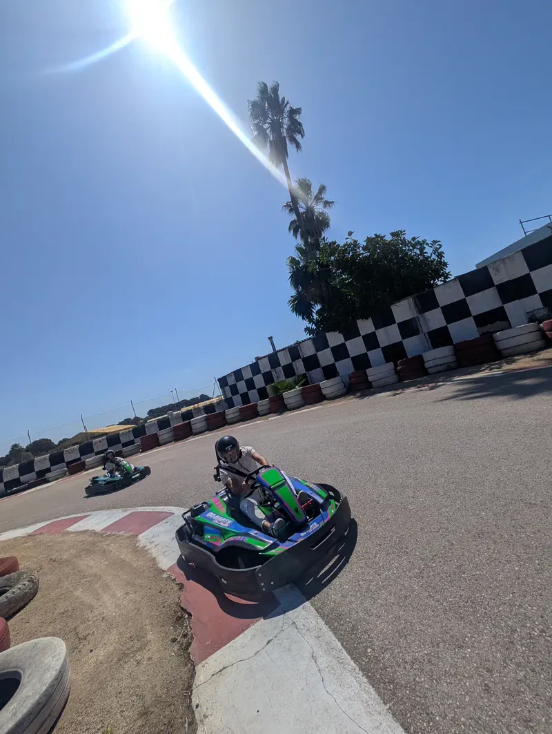 Karts en fila en la pista de Can Pastilla