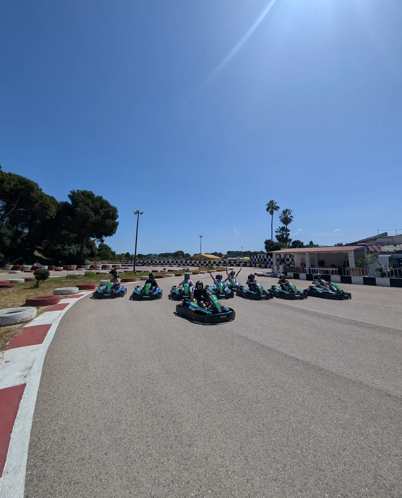 Grupo de pilotos en la parrilla del circuito de Can Pastilla