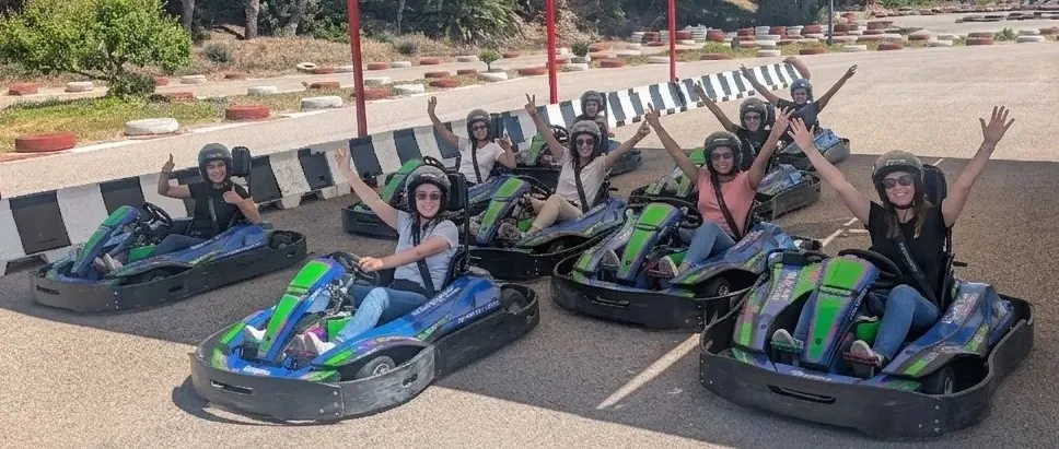 Grupo de amigas en sus karts celebrando una despedida de soltera en Mallorca